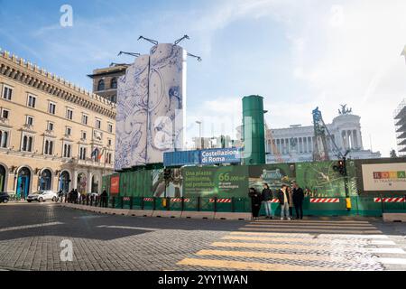 "Konstellationen von Rom", so lautet der Titel der monumentalen Intervention, die Pietro Ruffo an den zehn Silos unterzeichnet hat, die die Baustelle der Metro C auf der Piazza Venezia begrenzen. Das erste Werk eines Zyklus wurde vorgestellt, der sich in den kommenden Monaten auf dieser neuen Oberfläche abwechseln wird, die der zeitgenössischen Kunst verliehen wird. Mit „Murales“, dem Titel des Projekts, das von Webuild, einem Unternehmen, das am Bau der C-Linie der U-Bahn in Rom arbeitet, gefördert wurde, verwandelt sich die Baustelle in eine Gelegenheit zur Stadterneuerung. Stockfoto