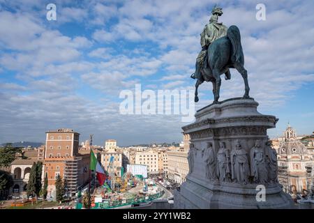 "Konstellationen von Rom", so lautet der Titel der monumentalen Intervention, die Pietro Ruffo an den zehn Silos unterzeichnet hat, die die Baustelle der Metro C auf der Piazza Venezia begrenzen. Das erste Werk eines Zyklus wurde vorgestellt, der sich in den kommenden Monaten auf dieser neuen Oberfläche abwechseln wird, die der zeitgenössischen Kunst verliehen wird. Mit „Murales“, dem Titel des Projekts, das von Webuild, einem Unternehmen, das am Bau der C-Linie der U-Bahn in Rom arbeitet, gefördert wurde, verwandelt sich die Baustelle in eine Gelegenheit zur Stadterneuerung. Stockfoto