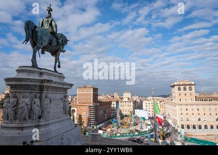 "Konstellationen von Rom", so lautet der Titel der monumentalen Intervention, die Pietro Ruffo an den zehn Silos unterzeichnet hat, die die Baustelle der Metro C auf der Piazza Venezia begrenzen. Das erste Werk eines Zyklus wurde vorgestellt, der sich in den kommenden Monaten auf dieser neuen Oberfläche abwechseln wird, die der zeitgenössischen Kunst verliehen wird. Mit „Murales“, dem Titel des Projekts, das von Webuild, einem Unternehmen, das am Bau der C-Linie der U-Bahn in Rom arbeitet, gefördert wurde, verwandelt sich die Baustelle in eine Gelegenheit zur Stadterneuerung. Stockfoto