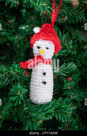 Handgemachte Schneemannsschmuck für Weihnachtsbaumdekoration Stockfoto