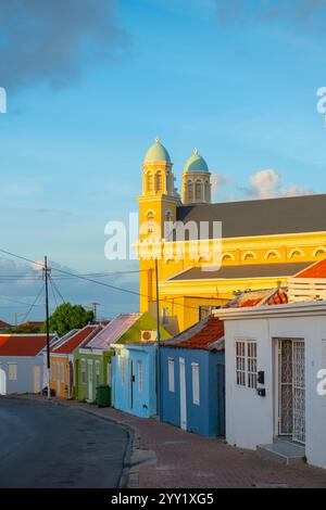 Santa Famia Kirche im historischen Zentrum von Otrobanda in Willemstad, Curacao. Das historische Willemstad gehört zum UNESCO-Weltkulturerbe. Stockfoto