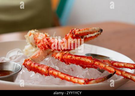 Frische, saftige und leckere pochierte ganze Alaska Königskrabbe oder Taraba-Krabbe in ihrer Schale auf dem Eisbett. Süß und geschmackvoll. Enthalten Cholesterin, aber niedrig Stockfoto