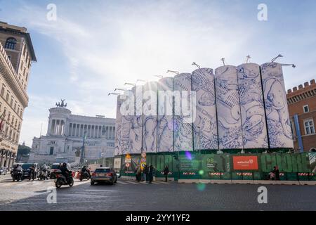 Blick auf Autos, die neben „Konstellationen von Rom“ vorbeifahren, dem Titel der monumentalen Intervention, die Pietro Ruffo auf den zehn Silos unterzeichnet hat, die die Baustelle der Metro C auf der Piazza Venezia begrenzen. Das erste Werk eines Zyklus wurde vorgestellt, der sich in den kommenden Monaten auf dieser neuen Oberfläche abwechseln wird, die der zeitgenössischen Kunst verliehen wird. Mit „Murales“, dem Titel des Projekts, das von Webuild, einem Unternehmen, das am Bau der C-Linie der U-Bahn in Rom arbeitet, gefördert wurde, verwandelt sich die Baustelle in eine Gelegenheit zur Stadterneuerung. (Foto: Stefano Costantino/SOPA Images/SIPA USA) Stockfoto