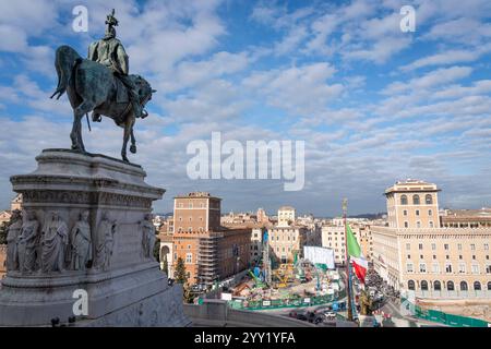 "Konstellationen von Rom", so lautet der Titel der monumentalen Intervention, die Pietro Ruffo an den zehn Silos unterzeichnet hat, die die Baustelle der Metro C auf der Piazza Venezia begrenzen. Das erste Werk eines Zyklus wurde vorgestellt, der sich in den kommenden Monaten auf dieser neuen Oberfläche abwechseln wird, die der zeitgenössischen Kunst verliehen wird. Mit „Murales“, dem Titel des Projekts, das von Webuild, einem Unternehmen, das am Bau der C-Linie der U-Bahn in Rom arbeitet, gefördert wurde, verwandelt sich die Baustelle in eine Gelegenheit zur Stadterneuerung. (Foto: Stefano Costantino/SOPA Images/SIPA USA) Stockfoto