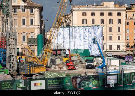 Kräne und Lastwagen rund um die „Konstellationen von Rom“, den Titel der monumentalen Intervention, die Pietro Ruffo auf den zehn Silos unterzeichnet hat, die die Metro C-Baustelle auf der Piazza Venezia begrenzen. Das erste Werk eines Zyklus wurde vorgestellt, der sich in den kommenden Monaten auf dieser neuen Oberfläche abwechseln wird, die der zeitgenössischen Kunst verliehen wird. Mit „Murales“, dem Titel des Projekts, das von Webuild, einem Unternehmen, das am Bau der C-Linie der U-Bahn in Rom arbeitet, gefördert wurde, verwandelt sich die Baustelle in eine Gelegenheit zur Stadterneuerung. (Foto: Stefano Costantino/SOPA Images/SIPA USA) Stockfoto