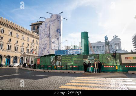 "Konstellationen von Rom", so lautet der Titel der monumentalen Intervention, die Pietro Ruffo an den zehn Silos unterzeichnet hat, die die Baustelle der Metro C auf der Piazza Venezia begrenzen. Das erste Werk eines Zyklus wurde vorgestellt, der sich in den kommenden Monaten auf dieser neuen Oberfläche abwechseln wird, die der zeitgenössischen Kunst verliehen wird. Mit „Murales“, dem Titel des Projekts, das von Webuild, einem Unternehmen, das am Bau der C-Linie der U-Bahn in Rom arbeitet, gefördert wurde, verwandelt sich die Baustelle in eine Gelegenheit zur Stadterneuerung. (Foto: Stefano Costantino/SOPA Images/SIPA USA) Stockfoto