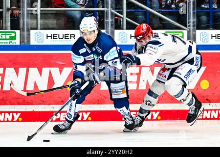 Jake Virtanen (Iserlohn Roosters, #19) will Weber (Schwenninger Wild Wings, #78), GER, Iserlohn Roosters vs. Schwenninger Wild Wings, Eishockey, Penny-DEL, 27. Spieltag, Spielzeit 2024/2025, 18.12.2024, Foto: Jonas Brockmann/Eibner-Pressefoto Stockfoto