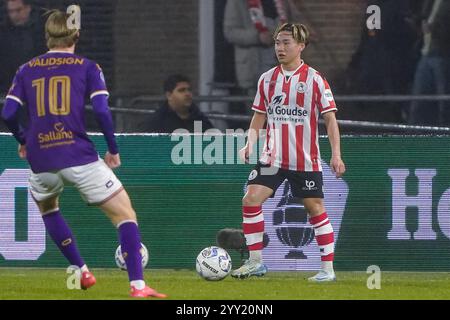 Rotterdam, Niederlande. Dezember 2024. ROTTERDAM, NIEDERLANDE - 18. DEZEMBER: Shunsuke Mito von Sparta Rotterdam dribbelt mit dem Ball während des TOTO KNVB Cup Zweitrundenspiels zwischen Sparta Rotterdam und Go Ahead Eagles im Sparta-stadion Het Kasteel am 18. Dezember 2024 in Rotterdam. (Foto von Andre Weening/Orange Pictures) Credit: Orange Pics BV/Alamy Live News Stockfoto