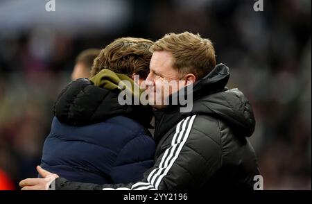 Thomas Frank (links) und Eddie Howe (rechts) schütteln die Hände vor dem Viertelfinalspiel des Carabao Cup im St. James' Park in Newcastle upon Tyne. Bilddatum: Mittwoch, 18. Dezember 2024. Stockfoto