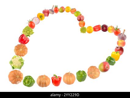 Verschiedene Obst- und Gemüsesorten in Herzform angeordnet, isoliert auf weißem Hintergrund. Stockfoto