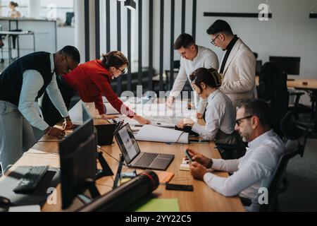 Verschiedene Teams von Geschäftsleuten, die an Büroprojekten zusammenarbeiten Stockfoto