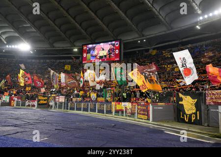 Rom, Italien. Dezember 2024. ALS Roma-Unterstützer beim Achtelfinale der Coppa Italia Frecciarossa zwischen AS Roma und UC Sampdoria im Olimpic-Stadion in Rom am 18. Dezember 2024. Quelle: Unabhängige Fotoagentur/Alamy Live News Stockfoto