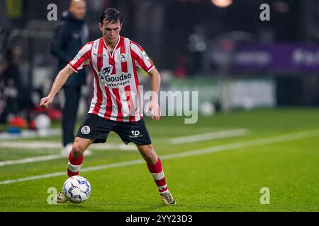 Rotterdam, Niederlande. Dezember 2024. ROTTERDAM, NIEDERLANDE - 18. DEZEMBER: Boyd Reith von Sparta Rotterdam spielt mit dem Ball während des niederländischen TOTO KNVB Cup Zweitrundenspiels zwischen Sparta Rotterdam und Go Ahead Eagles am 18. Dezember 2024 im Sparta-stadion Het Kasteel in Rotterdam. (Foto von Andre Weening/Orange Pictures) Credit: Orange Pics BV/Alamy Live News Stockfoto