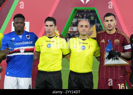 Roma, Italien. Dezember 2024. Ronaldo Vieira von der UC Sampdoria Roma's Leandro Paredes während des Frecciarossa Achtelfinale-Spiels zwischen Roma und Sampdoria im Olympiastadion in Rom, Italien - Mittwoch, 18. Dezember 2024 - Sport Soccer (Foto: Alfredo Falcone/LaPresse) Credit: LaPresse/Alamy Live News Stockfoto