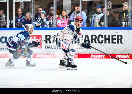 Will Weber (Schwenninger Wild Wings, #78) Brandon Gormley (Iserlohn Roosters, #36), GER, Iserlohn Roosters vs. Schwenninger Wild Wings, Eishockey, Penny-DEL, 27. Spieltag, Spielzeit 2024/2025, 18.12.2024, Foto: Jonas Brockmann/Eibner-Pressefoto Stockfoto