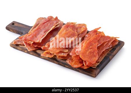 Drei Arten von Fleischchips vom Schwein, Huhn und truthahn auf dem Brett isoliert auf weißem Hintergrund, roh geräucherter Snack bis Bier, Schärfe über die Brust Stockfoto
