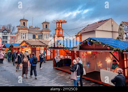 Kingston upon Thames, London, England - 15. Dezember 2024: Weihnachtsmarkt mit festlichen Ständen, blinkenden Lichtern, handgefertigten Geschenken im historischen A Stockfoto