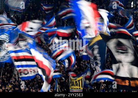 Rom, Italien. Dezember 2024. Beim Coppa Italia-Fußballspiel zwischen AS Roma und UC Sampdoria im Olimpico-Stadion in Rom (Italien), 18. Dezember 2024, schwingen die Fans von Sampdoria die Fahnen. Quelle: Insidefoto di andrea staccioli/Alamy Live News Stockfoto