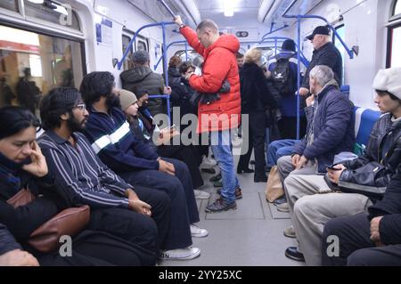 Tiflis, Georgien - 11. Dezember 2024 - in der U-Bahn. (Foto: Markku Rainer Peltonen) Stockfoto