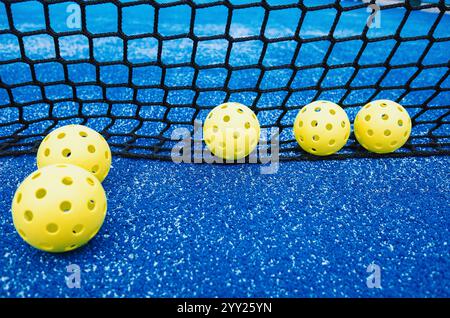 Pickleball-Bälle in der Nähe des Netzes auf einem Pickleball-Platz, Racketsport-Hintergrund Stockfoto