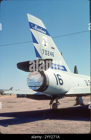 Montana ANG F-106A Delta Dart 57-0246 im Empfangsbereich bei AMARC im April 1987. Der Konservierungsprozess ist ziemlich involviert. Flugzeuge werden gesichert, inspiziert, gereinigt, gespült und versiegelt. Zum Schutz vor der Wüstensonne wird ein zweilagiges Vinyldichtmittel auf das Dach und die wärmeempfindlichen Bereiche aufgesprüht. Diese Beschichtung reduziert die Innentemperatur auf 15 Grad der Lufttemperatur. Sobald das Flugzeug aufbewahrt wurde, wird es in die Lagerung gezogen. Die pensionierten Convair F-106 kamen Mitte der 1980er Jahre bei AMARC an Die Zahl der Drohnen nahm ab 1990 ab, als das „Pacer Six“-Programm in Produktion ging. Stockfoto