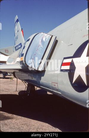 Montana ANG F-106A Delta Dart 57-0246 im Empfangsbereich bei AMARC im April 1987. Der Konservierungsprozess ist ziemlich involviert. Flugzeuge werden gesichert, inspiziert, gereinigt, gespült und versiegelt. Zum Schutz vor der Wüstensonne wird ein zweilagiges Vinyldichtmittel auf das Dach und die wärmeempfindlichen Bereiche aufgesprüht. Diese Beschichtung reduziert die Innentemperatur auf 15 Grad der Lufttemperatur. Sobald das Flugzeug aufbewahrt wurde, wird es in die Lagerung gezogen. Die pensionierten Convair F-106 kamen Mitte der 1980er Jahre bei AMARC an Die Zahl der Drohnen nahm ab 1990 ab, als das „Pacer Six“-Programm in Produktion ging. Stockfoto