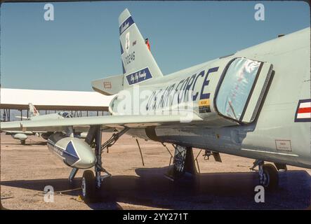 Montana ANG F-106A Delta Dart 57-0246 im Empfangsbereich bei AMARC im April 1987. Der Konservierungsprozess ist ziemlich involviert. Flugzeuge werden gesichert, inspiziert, gereinigt, gespült und versiegelt. Zum Schutz vor der Wüstensonne wird ein zweilagiges Vinyldichtmittel auf das Dach und die wärmeempfindlichen Bereiche aufgesprüht. Diese Beschichtung reduziert die Innentemperatur auf 15 Grad der Lufttemperatur. Sobald das Flugzeug aufbewahrt wurde, wird es in die Lagerung gezogen. Die pensionierten Convair F-106 kamen Mitte der 1980er Jahre bei AMARC an Die Zahl der Drohnen nahm ab 1990 ab, als das „Pacer Six“-Programm in Produktion ging. Stockfoto