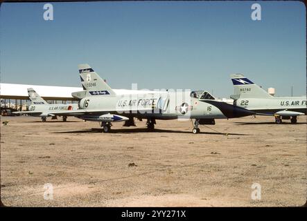 Montana ANG F-106A AF# 57-0246 und 57-2497 im Empfangsbereich bei AMARC April 1987. AF# 57-0246 wurde 1991 in einen QF-106 umgewandelt. Sie erreichte Tyndall AFB im November 1991. Es stürzte bei seiner 1. NULLO (Not Under Live Local Operator) Live Feuermission im Juni 1993 ab. AF# 57-2497 wurde 1992 umgebaut. Sie erreichte Tyndall AFB im Juli 1992. Die AIM-120 (AMRAAM) wurde im September 1993 am 1. NULLO abgeschossen. Keines der Flugzeuge erreichte das gewünschte Überlebensziel der Drohne 10. Aber sie erfüllten eine wichtige Rolle als Full-Scale Aerial Targets (FSAT) für das Waffensystemevaluierungsprogramm. Stockfoto