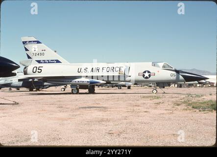 Montana ANG F-106A Delta Dart 57-2490 im Empfangsbereich bei AMARC im April 1987. Diese F-106 wurde 1991–92 in eine QF-106 umgewandelt. Im März 1992 erreichte sie Tyndall AFB als Full-Scale Aerial Target (FSAT) für das Waffensystemevaluierungsprogramm. Es erreichte nicht das erwünschte Überlebensziel von 10 Missionen. Es wurde im Mai 1993 von einer AIM-120 (AMRAAM) auf ihrer 4. Live-Feuermission NULLO (Not Under Live Local Operator) abgeschossen. Stockfoto