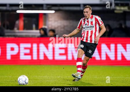 Rotterdam, Niederlande. Dezember 2024. ROTTERDAM, NIEDERLANDE - 18. DEZEMBER: Julian Baas von Sparta Rotterdam gibt den Ball während des TOTO KNVB Cup Zweitrundenspiels zwischen Sparta Rotterdam und Go Ahead Eagles im Sparta-stadion Het Kasteel am 18. Dezember 2024 in Rotterdam, Niederlande. (Foto von Andre Weening/Orange Pictures) Credit: Orange Pics BV/Alamy Live News Stockfoto