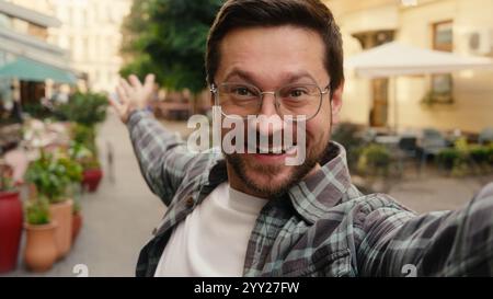 Happy man Blogger Caucasian Guy männlicher Influencer Blogger Cheerful Smile Tourist Traveler Social Media Channel Record Blog Reise Stream Hi Selfie Stockfoto