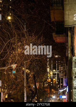 Nächtliches Stadtbild in Jerewan am Winterabend Stockfoto