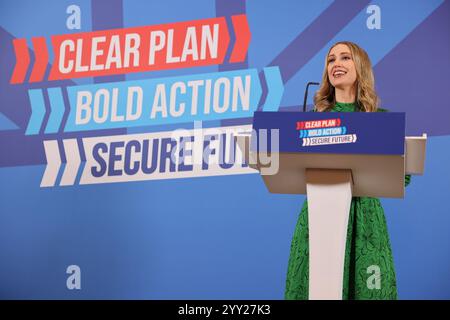 [MccLi0009644] die Finanzministerin Laura Trott wird auf einer Pressekonferenz in Westminster auf den Start des Labour-Manifests reagieren. C) Belin Stockfoto