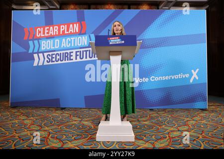 [MccLi0009644] die Finanzministerin Laura Trott wird auf einer Pressekonferenz in Westminster auf den Start des Labour-Manifests reagieren. C) Belin Stockfoto