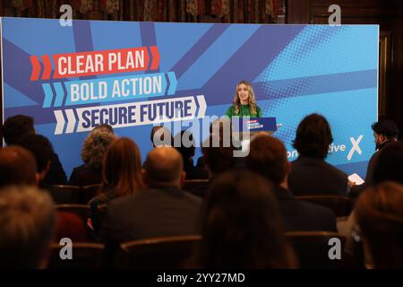 [MccLi0009644] die Finanzministerin Laura Trott wird auf einer Pressekonferenz in Westminster auf den Start des Labour-Manifests reagieren. C) Belin Stockfoto