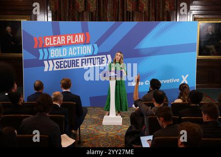 [MccLi0009644] die Finanzministerin Laura Trott wird auf einer Pressekonferenz in Westminster auf den Start des Labour-Manifests reagieren. C) Belin Stockfoto