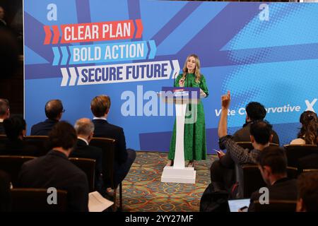[MccLi0009644] die Finanzministerin Laura Trott wird auf einer Pressekonferenz in Westminster auf den Start des Labour-Manifests reagieren. C) Belin Stockfoto