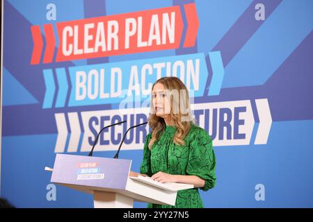 [MccLi0009644] die Finanzministerin Laura Trott wird auf einer Pressekonferenz in Westminster auf den Start des Labour-Manifests reagieren. C) Belin Stockfoto