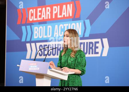 [MccLi0009644] die Finanzministerin Laura Trott wird auf einer Pressekonferenz in Westminster auf den Start des Labour-Manifests reagieren. C) Belin Stockfoto