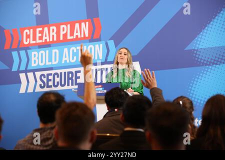 [MccLi0009644] die Finanzministerin Laura Trott wird auf einer Pressekonferenz in Westminster auf den Start des Labour-Manifests reagieren. C) Belin Stockfoto