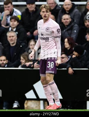 Newcastle, Großbritannien. Dezember 2024. Mads Roerslev von Brentford während des Carabao Cup Quarter Final Newcastle United vs Brentford im St. James's Park, Newcastle, Vereinigtes Königreich, 18. Dezember 2024 (Foto: Mark Cosgrove/News Images) in Newcastle, Vereinigtes Königreich am 18. Dezember 2024. (Foto: Mark Cosgrove/News Images/SIPA USA) Credit: SIPA USA/Alamy Live News Stockfoto