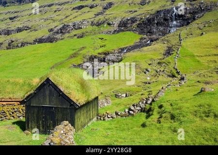 Saksun Dorf mit Rasendach Bauernhäuser, Färöer Inseln Stockfoto