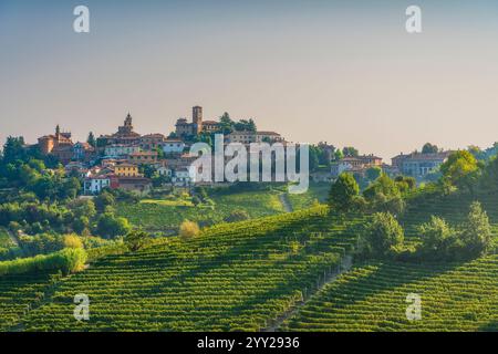 Neive Dorf und Weinberge auf den Hügeln im Langhe Territorium. UNESCO-Weltkulturerbe, Piemont, Italien, Europa. Stockfoto