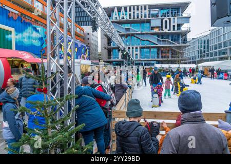 Schlittschuhlaufen auf dem Knödelplatz, Teil des WinterWunderWERKs im Werksviertel, München, Dezember 2024 Deutschland, München, Dezember 2024, Schlittschuhlaufen auf dem Knödelplatz, unter dem Titel WinterWunderWERK wird das Werksviertel vom 14. November bis 20. November. Dezember zum Erlebnis für die Münchner, darunter sind viele Familien, die mit ihren Kindern Eislaufen, Adventswochenende, Weihnachtszeit, Winter, Bayern, *** Schlittschuhlaufen auf dem Knödelplatz, Teil des WinterWunderWERK im Werksviertel, München, Dezember 2024 Deutschland, München, Dezember 2024, Schlittschuhlaufen auf dem Knödelplatz, unter dem Stockfoto