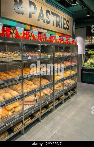 Große Auswahl an frischem Brot und Gebäck in der Bäckerei eines modernen Lebensmittelgeschäfts: Marsaskala, Malta 15.12.2024 Stockfoto