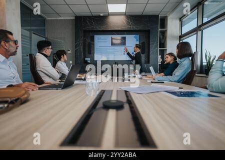 Ein vielfältiges Team von Personen, die an einer Präsentationsbesprechung teilnehmen Stockfoto