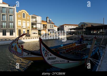 AVEIRO, PORTUGAL - 30. AUGUST 2019: Cais dos Botiroes und die gelbe Casa do Mercado in einem der Kanäle von Aveiro mit den typischen Häusern und moli Stockfoto