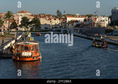 AVEIRO, PORTUGAL - 30. AUGUST 2019: Zentraler Kanal von Aveiro mit den traditionellen Moliceiro-Booten und -Schiffen, Region Beira, Portugal Stockfoto