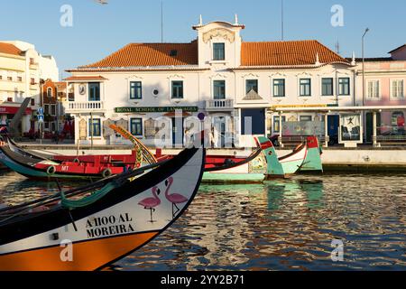 AVEIRO, PORTUGAL - 30. AUGUST 2019: Traditionelle Moliceiro-Boote mit handbemalten Bögen im Mittleren Kanal von Aveiro, Beira, Portugal Stockfoto