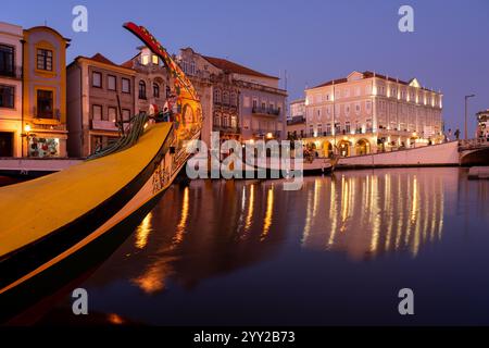 AVEIRO, PORTUGAL - 30. AUGUST 2019: Moliceiros-Boote vor Anker am Mittleren Kanal, Aveiro, Beira, Portugal. Stockfoto